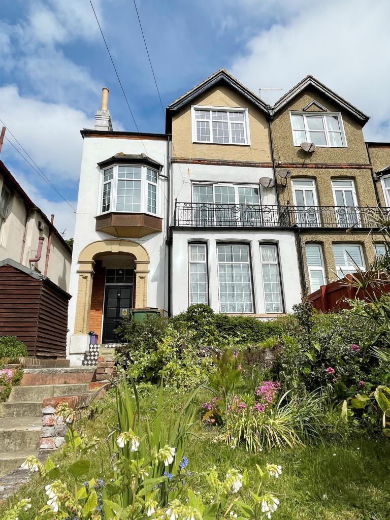 Lot: 107 - SUBSTANTIAL HMO IN NEED OF IMPROVEMENT WITH POTENTIAL -